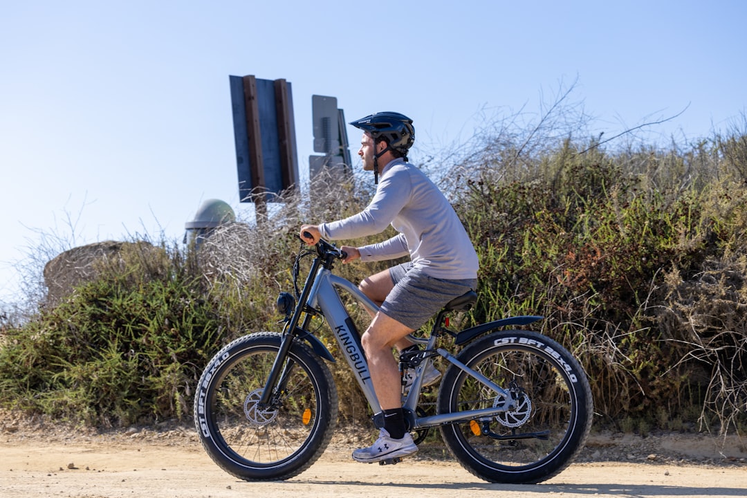 Photo How to Plan a Bike Trip Safely? /assets/images-bloc-retrotrip-travel-poster/comment-organiser-un-voyage-v-lo-en-toute-s-curit-.jpg